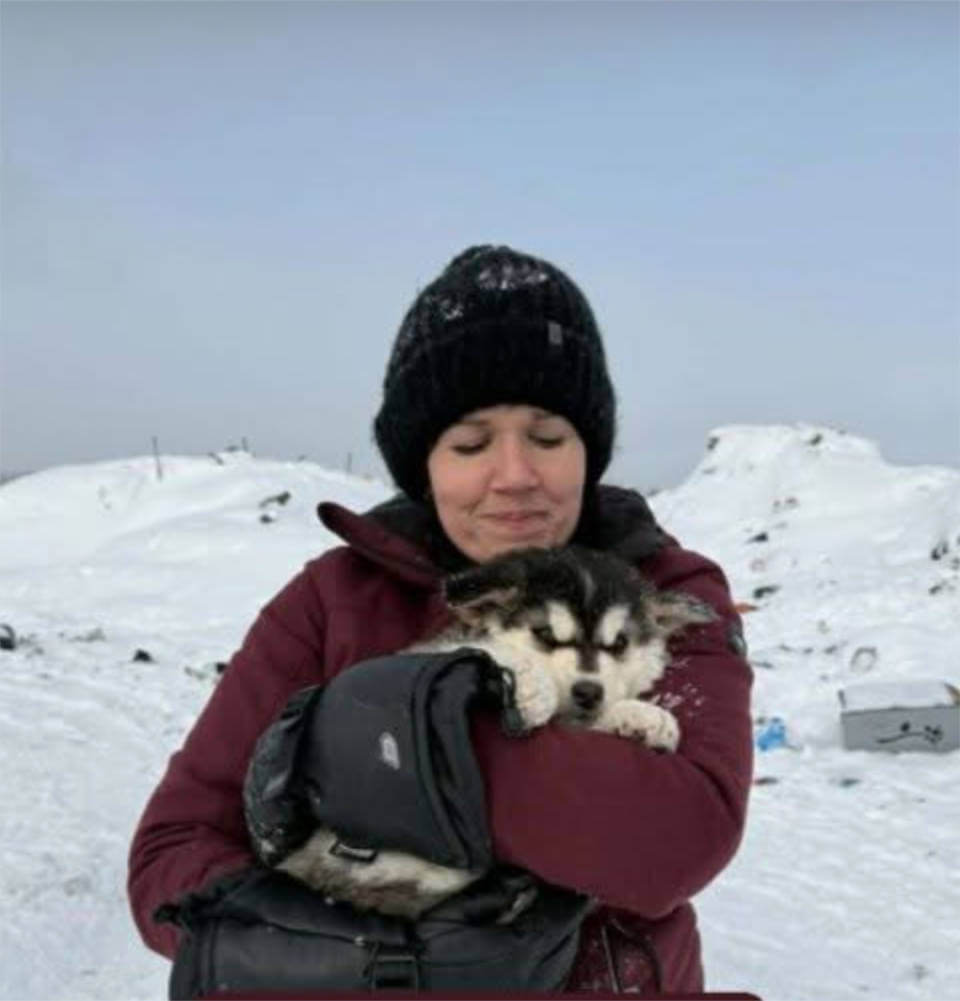 Chien dans les bras d'une femme