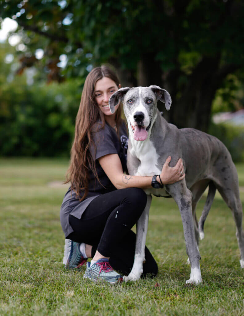 Chien dans les bras d'une femme